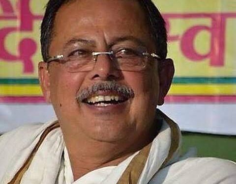 भोपाल में प्रेस वार्ता को संबोधित करते कांग्रेस नेता अजय सिंह और पृष्ठभूमि में सरदार सरोवर बांध के उफनते पानी व डूब क्षेत्र के गांवों की प्रतीकात्मक कोलाज तस्वीर।