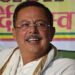 भोपाल में प्रेस वार्ता को संबोधित करते कांग्रेस नेता अजय सिंह और पृष्ठभूमि में सरदार सरोवर बांध के उफनते पानी व डूब क्षेत्र के गांवों की प्रतीकात्मक कोलाज तस्वीर।
