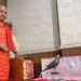 अयोध्या के राम मंदिर ट्रस्ट कार्यालय में कड़े सुरक्षा घेरे के बीच मेज पर सजी सोने की रामचरितमानस, स्वर्ण हार और चरण पादुकाओं को दिखाते ट्रस्ट के पदाधिकारी।