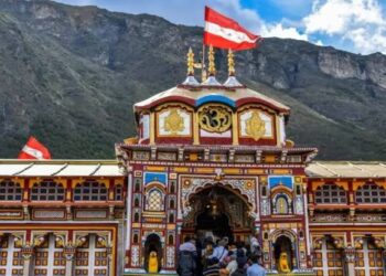 बर्फ की वादियों के बीच स्थित श्री बद्रीनाथ धाम मंदिर का भव्य मुख्य सिंहद्वार और मंदिर के भीतर दान पेटी व सुरक्षा कैमरों की प्रतीकात्मक तस्वीर।
