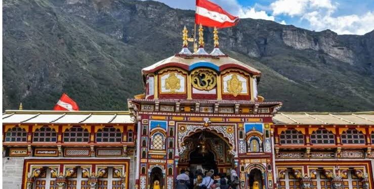बर्फ की वादियों के बीच स्थित श्री बद्रीनाथ धाम मंदिर का भव्य मुख्य सिंहद्वार और मंदिर के भीतर दान पेटी व सुरक्षा कैमरों की प्रतीकात्मक तस्वीर।