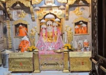 नलखेड़ा स्थित मां बगलामुखी मंदिर का मुख्य द्वार और पुलिस टीम द्वारा मंदिर के भीतर टूटे हुए दानपात्र की जांच करते हुए प्रतीकात्मक दृश्य।