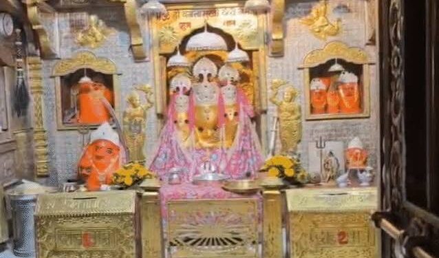 नलखेड़ा स्थित मां बगलामुखी मंदिर का मुख्य द्वार और पुलिस टीम द्वारा मंदिर के भीतर टूटे हुए दानपात्र की जांच करते हुए प्रतीकात्मक दृश्य।