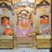 नलखेड़ा स्थित मां बगलामुखी मंदिर का मुख्य द्वार और पुलिस टीम द्वारा मंदिर के भीतर टूटे हुए दानपात्र की जांच करते हुए प्रतीकात्मक दृश्य।
