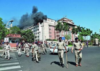 भोपाल के अरेरा हिल्स पुलिस थाने के बाहर की प्रतीकात्मक तस्वीर और पुलिस कमिश्नरेट का लोगो।