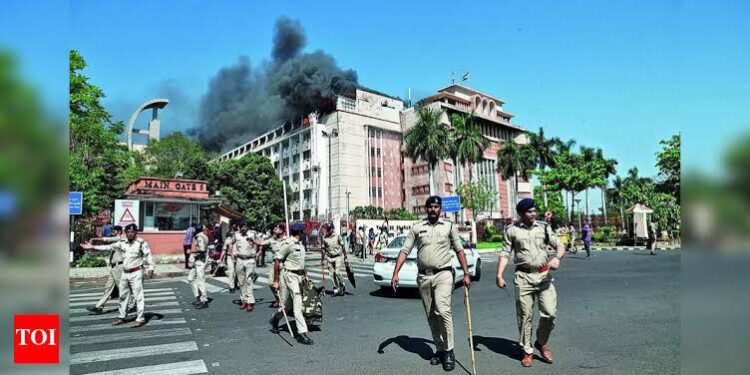 भोपाल के अरेरा हिल्स पुलिस थाने के बाहर की प्रतीकात्मक तस्वीर और पुलिस कमिश्नरेट का लोगो।