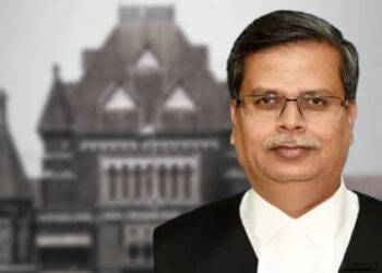 बॉम्बे हाई कोर्ट का ऐतिहासिक मुख्य द्वार, न्याय की देवी की प्रतिमा और कानून की रक्षक पुलिस की वर्दी व प्रतीक चिन्हों का कोलाज।