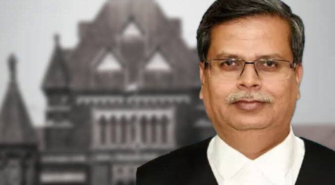 बॉम्बे हाई कोर्ट का ऐतिहासिक मुख्य द्वार, न्याय की देवी की प्रतिमा और कानून की रक्षक पुलिस की वर्दी व प्रतीक चिन्हों का कोलाज।