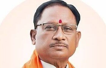 रायपुर में मुख्यमंत्री निवास पर UPSC/अखिल भारतीय सेवाओं में चयनित अभ्यर्थियों को बधाई देते और संवाद करते मुख्यमंत्री विष्णु देव साय।