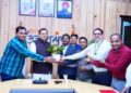 देहरादून में मुख्यमंत्री आवास पर उत्तराखंड के सीएम पुष्कर सिंह धामी के साथ हाथ मिलाकर स्मृति चिन्ह भेंट करते छत्तीसगढ़ के वरिष्ठ पत्रकारों और संपादकों का प्रतिनिधिमंडल।