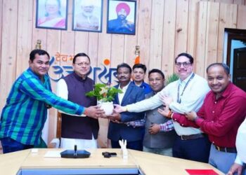 देहरादून में मुख्यमंत्री आवास पर उत्तराखंड के सीएम पुष्कर सिंह धामी के साथ हाथ मिलाकर स्मृति चिन्ह भेंट करते छत्तीसगढ़ के वरिष्ठ पत्रकारों और संपादकों का प्रतिनिधिमंडल।