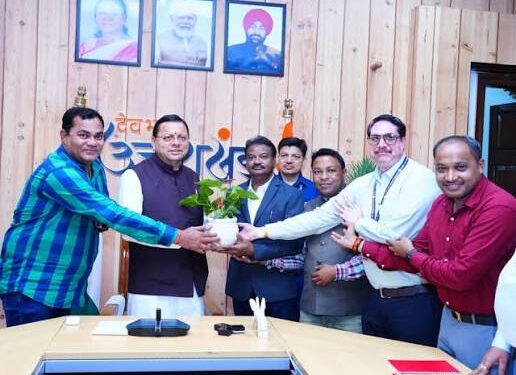 देहरादून में मुख्यमंत्री आवास पर उत्तराखंड के सीएम पुष्कर सिंह धामी के साथ हाथ मिलाकर स्मृति चिन्ह भेंट करते छत्तीसगढ़ के वरिष्ठ पत्रकारों और संपादकों का प्रतिनिधिमंडल।