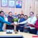 देहरादून में मुख्यमंत्री आवास पर उत्तराखंड के सीएम पुष्कर सिंह धामी के साथ हाथ मिलाकर स्मृति चिन्ह भेंट करते छत्तीसगढ़ के वरिष्ठ पत्रकारों और संपादकों का प्रतिनिधिमंडल।