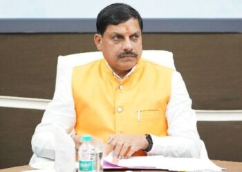 दतिया में चुनावी जनसभा को संबोधित करते मध्य प्रदेश के मुख्यमंत्री डॉ. मोहन यादव की तस्वीर।