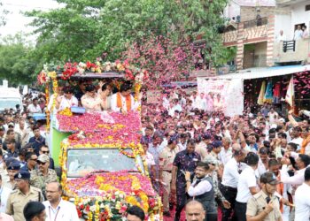 शाजापुर के कालापीपल में खुले रथ पर सवार होकर जनता का अभिवादन स्वीकार करते मुख्यमंत्री डॉ. मोहन यादव और उन पर पुष्पवर्षा करती उत्साहित भीड़।