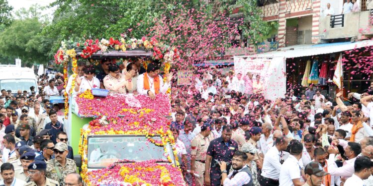 शाजापुर के कालापीपल में खुले रथ पर सवार होकर जनता का अभिवादन स्वीकार करते मुख्यमंत्री डॉ. मोहन यादव और उन पर पुष्पवर्षा करती उत्साहित भीड़।