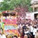 शाजापुर के कालापीपल में खुले रथ पर सवार होकर जनता का अभिवादन स्वीकार करते मुख्यमंत्री डॉ. मोहन यादव और उन पर पुष्पवर्षा करती उत्साहित भीड़।