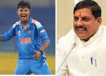 भोपाल में महिला क्रिकेटर क्रांति गौड़ को ₹5 लाख की सम्मान राशि का चेक सौंपते और सम्मानित करते मध्य प्रदेश के मुख्यमंत्री डॉ. मोहन यादव।