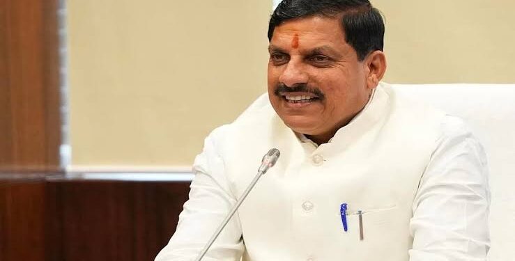 शासकीय दौरे के लिए अपनी कार से उतरकर अधिकारियों और जनता का अभिवादन स्वीकार करते मुख्यमंत्री डॉ. मोहन यादव की फाइल फोटो।