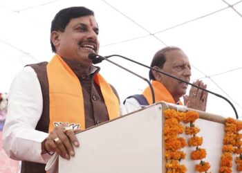 पीथमपुर औद्योगिक क्षेत्र में रिबन काटकर और नारियल फोड़कर नए ₹272 करोड़ के मैन्युफैक्चरिंग प्लांट का भूमिपूजन करते मुख्यमंत्री डॉ. मोहन यादव।