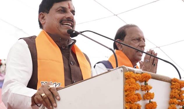 पीथमपुर औद्योगिक क्षेत्र में रिबन काटकर और नारियल फोड़कर नए ₹272 करोड़ के मैन्युफैक्चरिंग प्लांट का भूमिपूजन करते मुख्यमंत्री डॉ. मोहन यादव।