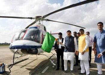 इंदौर एयरपोर्ट पर इंदौर-अबू धाबी इंटरनेशनल फ्लाइट के शुभारंभ अवसर पर रिबन काटते और लक्ष्मीबाई अनाज मंडी में किसानों का अभिवादन स्वीकार करते मुख्यमंत्री डॉ. मोहन यादव।