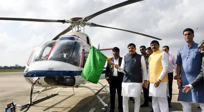 इंदौर एयरपोर्ट पर इंदौर-अबू धाबी इंटरनेशनल फ्लाइट के शुभारंभ अवसर पर रिबन काटते और लक्ष्मीबाई अनाज मंडी में किसानों का अभिवादन स्वीकार करते मुख्यमंत्री डॉ. मोहन यादव।