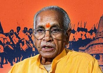 इंदौर में लोकमाता देवी अहिल्याबाई होल्कर की ऐतिहासिक प्रतिमा और पृष्ठभूमि में अयोध्या के श्री राम मंदिर परिसर की प्रतीकात्मक तस्वीर।