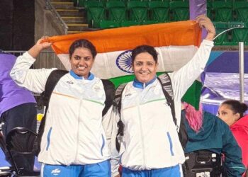 राष्ट्रमंडल खेल 2026 में गोल्ड मेडल जीतने के बाद भारतीय ध्वज तिरंगे के साथ जश्न मनातीं पैरा-एथलीट शर्मिला ढाका।