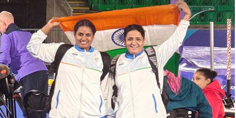 राष्ट्रमंडल खेल 2026 में गोल्ड मेडल जीतने के बाद भारतीय ध्वज तिरंगे के साथ जश्न मनातीं पैरा-एथलीट शर्मिला ढाका।