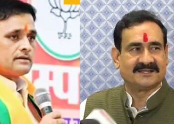 दतिया में एनएच-44 पर बिखरे हुए पत्थर, टूटी खिड़कियों वाले पुलिस वाहन और हवा में तैरते आंसू गैस के धुएं के बीच तैनात भारी सुरक्षा बल की विचलित करने वाली तस्वीर।