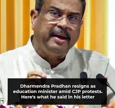 केंद्रीय शिक्षा मंत्री धर्मेंद्र प्रधान द्वारा इस्तीफा दिए जाने की खबर का सोशल मीडिया और नेशनल मीडिया कवरेज का बैनर।