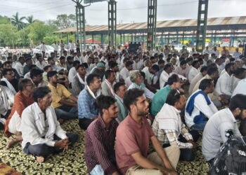 हरदा में इंदौर-बैतूल हाईवे पर अपनी ट्रैक्टर-ट्रॉलियां खड़ी कर सड़क पर धरने पर बैठे सैकड़ों आक्रोशित किसान।