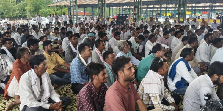 हरदा में इंदौर-बैतूल हाईवे पर अपनी ट्रैक्टर-ट्रॉलियां खड़ी कर सड़क पर धरने पर बैठे सैकड़ों आक्रोशित किसान।