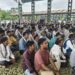 हरदा में इंदौर-बैतूल हाईवे पर अपनी ट्रैक्टर-ट्रॉलियां खड़ी कर सड़क पर धरने पर बैठे सैकड़ों आक्रोशित किसान।