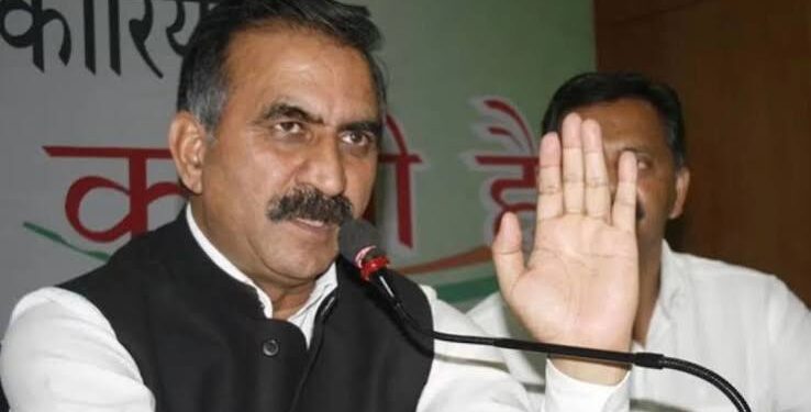 शिमला में हिमाचल प्रदेश कैबिनेट बैठक के बाद प्रेसवार्ता को संबोधित करते हुए राज्य सरकार के मंत्री।