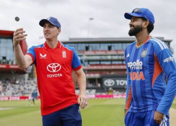 नॉटिंघम के ट्रेंट ब्रिज मैदान पर अभ्यास करते भारतीय क्रिकेट टीम के खिलाड़ी और बैकग्राउंड में चमकती फ्लड लाइट्स की प्रतीकात्मक तस्वीर।