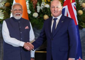 नई दिल्ली में द्विपक्षीय वार्ता के बाद गर्मजोशी से हाथ मिलाते भारत और न्यूजीलैंड के प्रतिनिधिमंडल के प्रमुखों की संयुक्त डिजिटल तस्वीर।