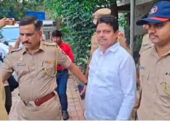 इंदौर कलेक्टर कार्यालय में बच्चों को उनके नए जन्म प्रमाण पत्र और स्कूल बैग सौंपते हुए कलेक्टर शिवम वर्मा की मुस्कुराती हुई तस्वीर।
