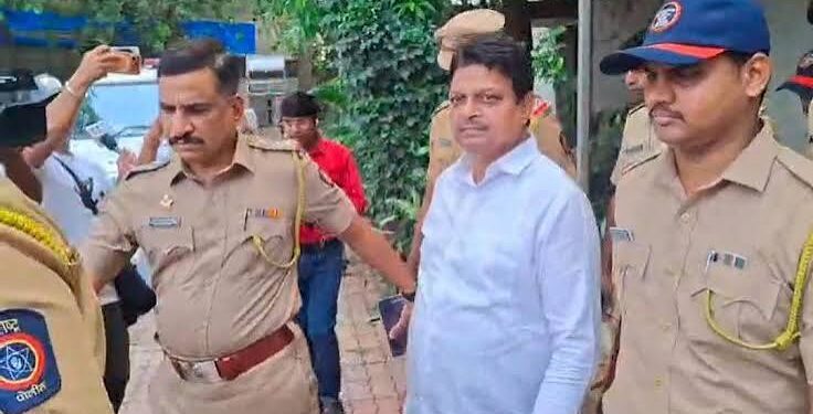 इंदौर कलेक्टर कार्यालय में बच्चों को उनके नए जन्म प्रमाण पत्र और स्कूल बैग सौंपते हुए कलेक्टर शिवम वर्मा की मुस्कुराती हुई तस्वीर।