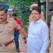 इंदौर कलेक्टर कार्यालय में बच्चों को उनके नए जन्म प्रमाण पत्र और स्कूल बैग सौंपते हुए कलेक्टर शिवम वर्मा की मुस्कुराती हुई तस्वीर।
