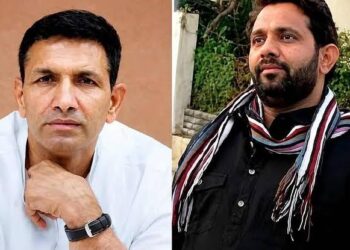 इंदौर के राजेंद्र नगर थाने के बाहर सुरक्षा में तैनात पुलिस बल और बगल में संयुक्त प्रेस कॉन्फ्रेंस के दौरान मीडिया के सवालों का जवाब देते जीतू पटवारी और उनके भाई नाना पटवारी।