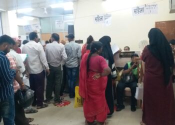 किसी ग्रामीण अंचल में बुजुर्ग महिला का हाथ थामकर जमीन पर बैठकर उनकी समस्या सुनते और सादगी से मुस्कुराते हुए लोकप्रिय आईएएस अधिकारी की प्रतीकात्मक तस्वीर।