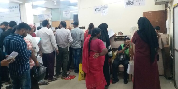 किसी ग्रामीण अंचल में बुजुर्ग महिला का हाथ थामकर जमीन पर बैठकर उनकी समस्या सुनते और सादगी से मुस्कुराते हुए लोकप्रिय आईएएस अधिकारी की प्रतीकात्मक तस्वीर।