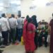 किसी ग्रामीण अंचल में बुजुर्ग महिला का हाथ थामकर जमीन पर बैठकर उनकी समस्या सुनते और सादगी से मुस्कुराते हुए लोकप्रिय आईएएस अधिकारी की प्रतीकात्मक तस्वीर।