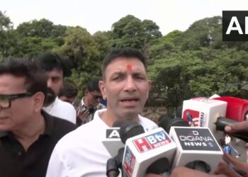 इंदौर के रीगल चौराहे पर हजारों साइकिल सवार युवाओं और छात्रों के हुजूम के बीच साइकिल चलाते हुए हुंकार भरते मप्र कांग्रेस अध्यक्ष जीतू पटवारी।