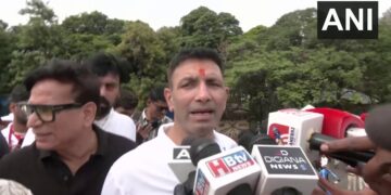 इंदौर के रीगल चौराहे पर हजारों साइकिल सवार युवाओं और छात्रों के हुजूम के बीच साइकिल चलाते हुए हुंकार भरते मप्र कांग्रेस अध्यक्ष जीतू पटवारी।