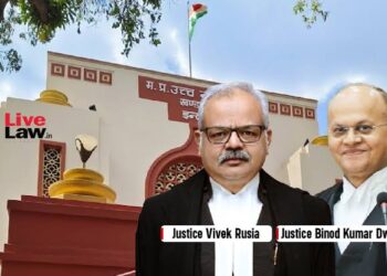 भोपाल स्थित मध्य प्रदेश 'रेरा' (RERA) भवन का मुख्य बोर्ड और न्याय के प्रतीक के रूप में टेबल पर रखी हथौड़ी (Gavel) और आधिकारिक फाइलों की प्रतीकात्मक तस्वीर।