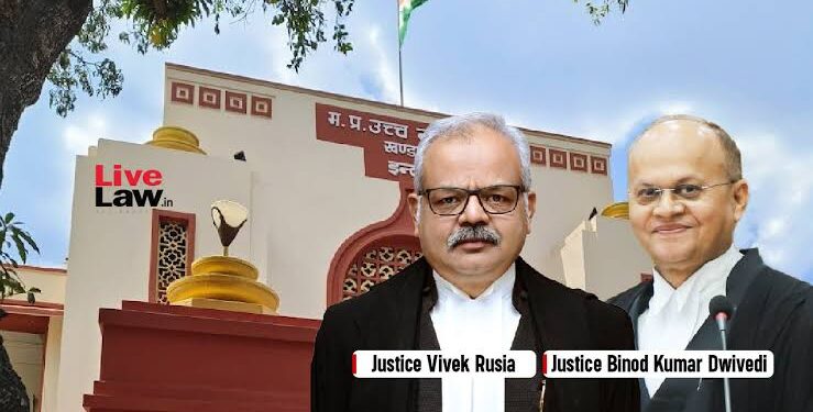 भोपाल स्थित मध्य प्रदेश 'रेरा' (RERA) भवन का मुख्य बोर्ड और न्याय के प्रतीक के रूप में टेबल पर रखी हथौड़ी (Gavel) और आधिकारिक फाइलों की प्रतीकात्मक तस्वीर।