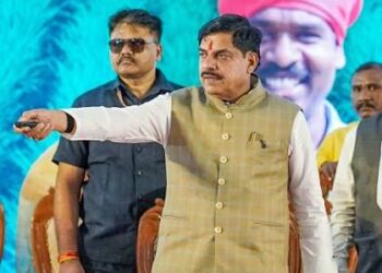 मंत्रालय में कंप्यूटर स्क्रीन पर 'दृष्टि' ऑनलाइन प्लेटफॉर्म और 'पंचायत दर्पण' के नए डिजिटल पेमेंट गेटवे का लाइव डेमोंस्ट्रेशन देखते वरिष्ठ प्रशासनिक अधिकारी।